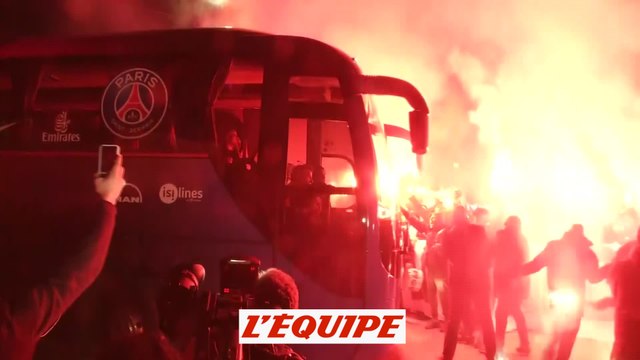 Les ultras du PSG mettent de l'ambiance devant l'hôtel des joueurs - Foot - C1 - PSG