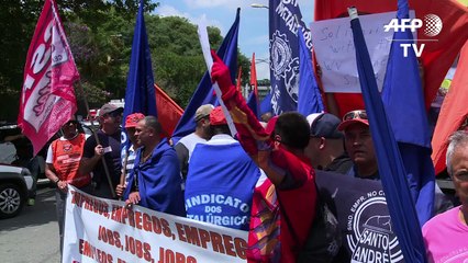 Sindicatos protestam contra sobretaxas