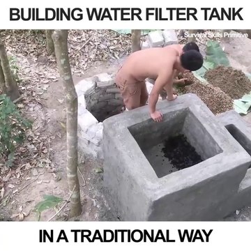 Ils construisent un filtre à eau naturel pour avoir de l'eau potable