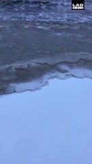 La mer gèle instantanément quand elle touche la terre... Phénomène incroyable