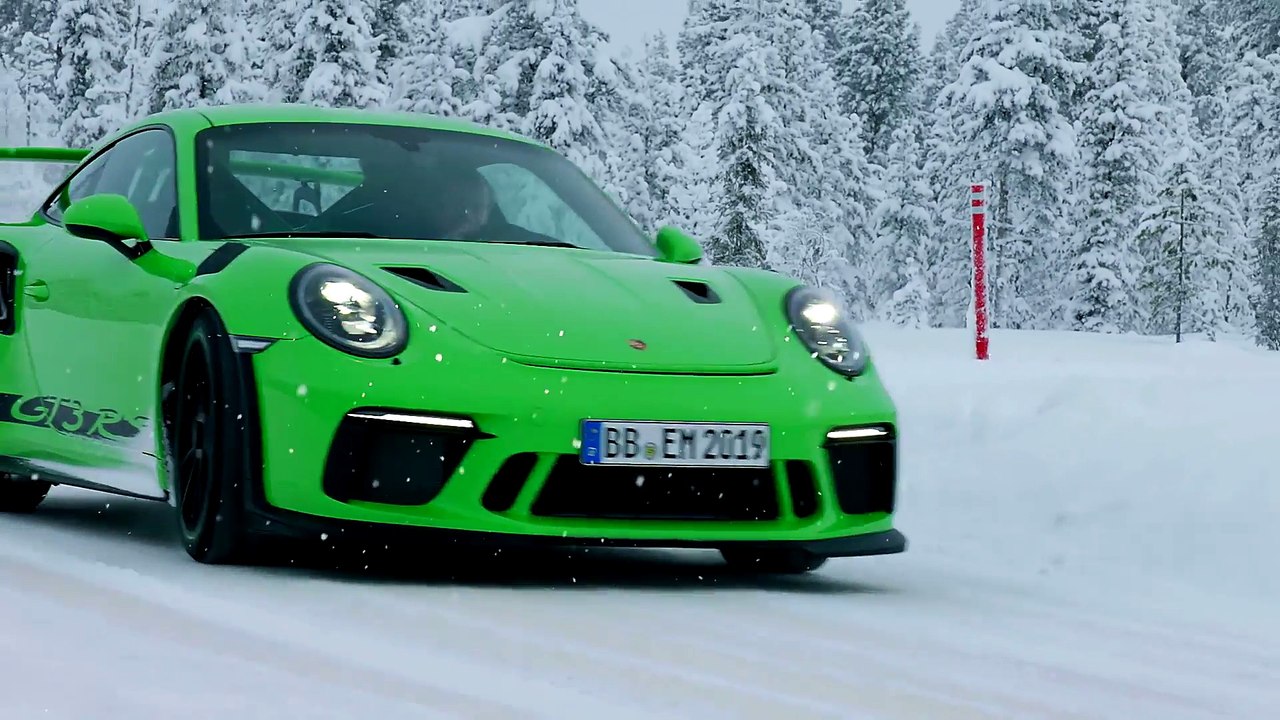 Sneak Preview Porsche 911 GT3 RS Snow drifting