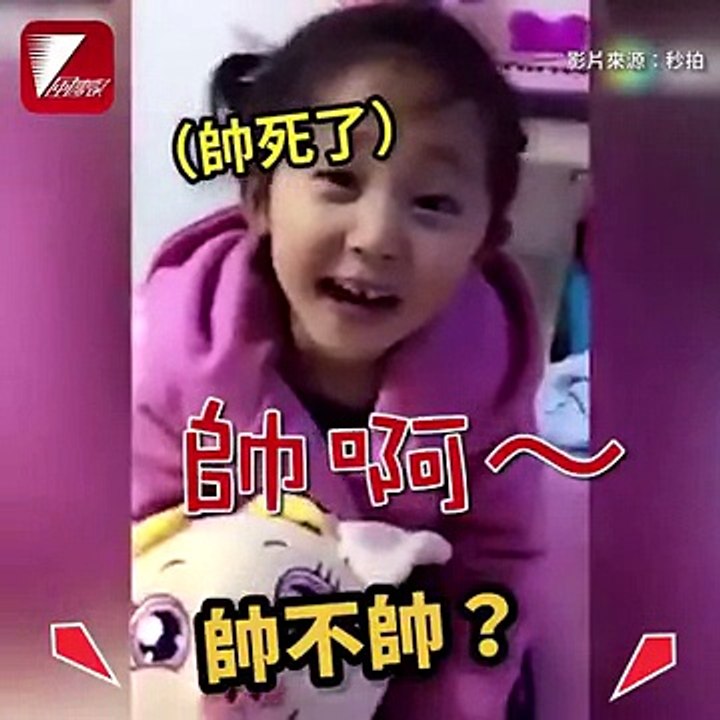 一名女孩跟爸爸说笑话。