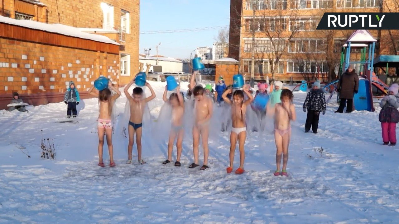 Crianças russas no banho de mangueira a – 16 graus!