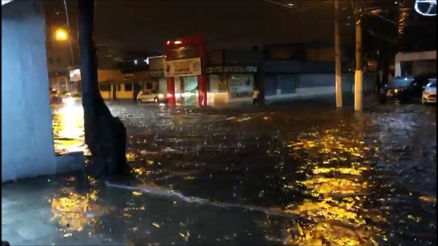Ruas ficam alagadas com a forte chuva nesta segunda-feira (5)