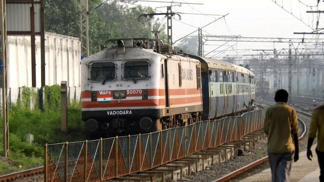 Jaipur Superfast Escaping Curves Silently At Outer Bandra Terminus | Indian Railways