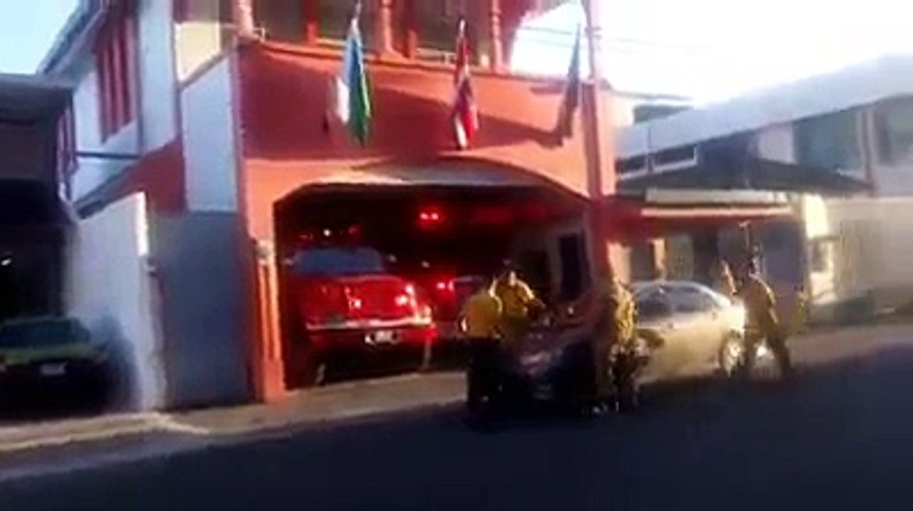 Garée devant une caserne de pompier cette voiture est portée par les pompiers !