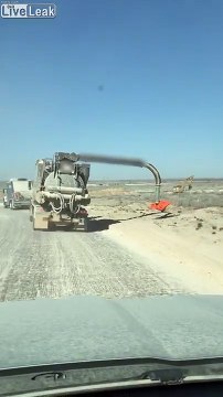 Ce camion embarque les poteaux électriques sur le bord de la route !