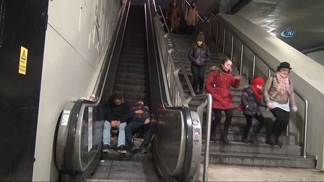 Taksim’de yürüyen merdivenlerde yürekleri sızlatan görüntü