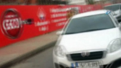 Vincin inşaata taşıdığı yüzlerce kilo ağırlıktaki demir yanyola düştü