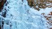 Cet alpiniste escalade une chute d'eau glacée... Vertigineux