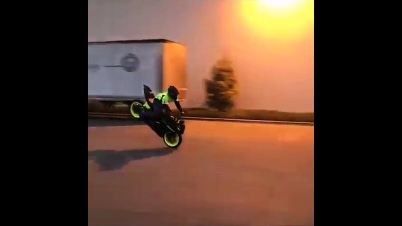 Ce motard gare sa moto d'une façon géniale