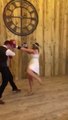 Quand la danse de mariage se transforme en combat de kick boxing