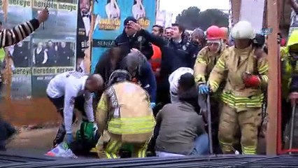 Kadıköy'de inşaatta yaşanan kazada, yoldan geçen vatandaş demirlerin altında kaldı