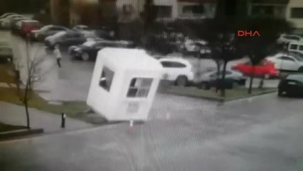 Şiddetli Rüzgar Prefabrik Kulübeyi Salladı, Özel Güvenlikçi Zor Anlar Yaşadı