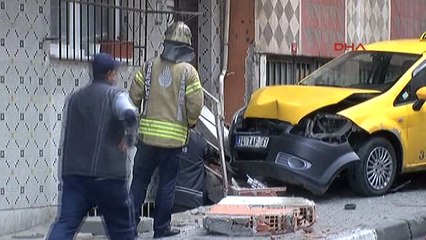 Taksi Doğalgaz Kutusuna Çarptı, Facianın Eşiğinden Dönüldü