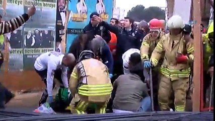 Kadıköy'de Bir İnşaatta Kaza! Vatandaş Demirlerin Altında Kaldı