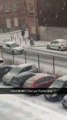 ils font de la luge accrochés à une voiture en pleine rue