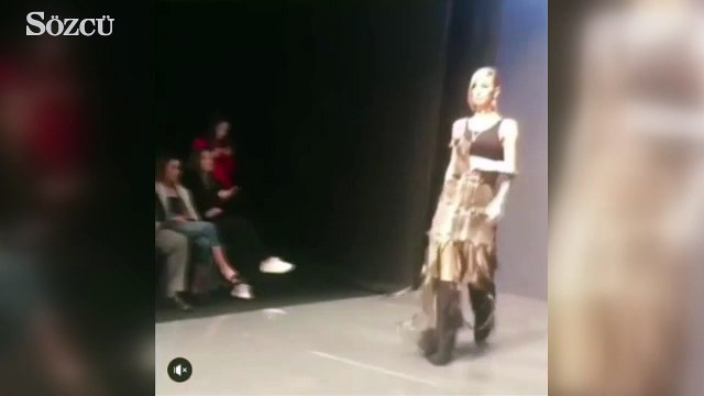 Çağla Şikel podyumda fena düştü