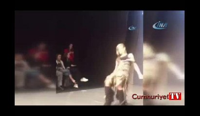 Çağla Şikel podyumda fena düştü