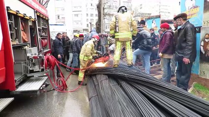 Tırdan devrilen inşaat demirlerinin altında kaldı - İSTANBUL