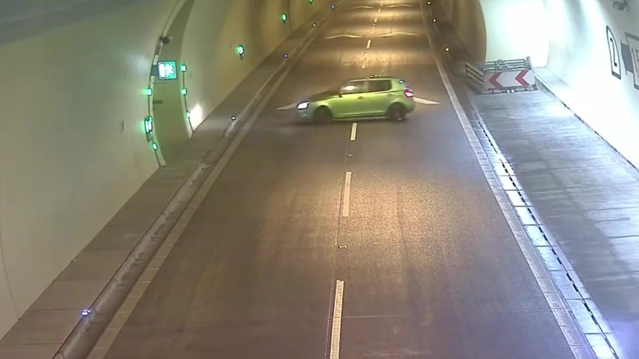 Une voiture fait demi-tour dans un tunnel et se retrouve à rouler à contresens