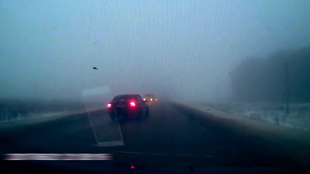 Doubler à toute vitesse alors qu'il y a du brouillard et de la neige