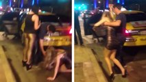 Deux filles tellement ivres qu'elles n'arrivent pas à monter dans un taxi