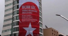 ABD Büyükelçiliği Karşısına Asılan Dev Afişteki Terörle Mücadele Mesajı Dikkat Çekti