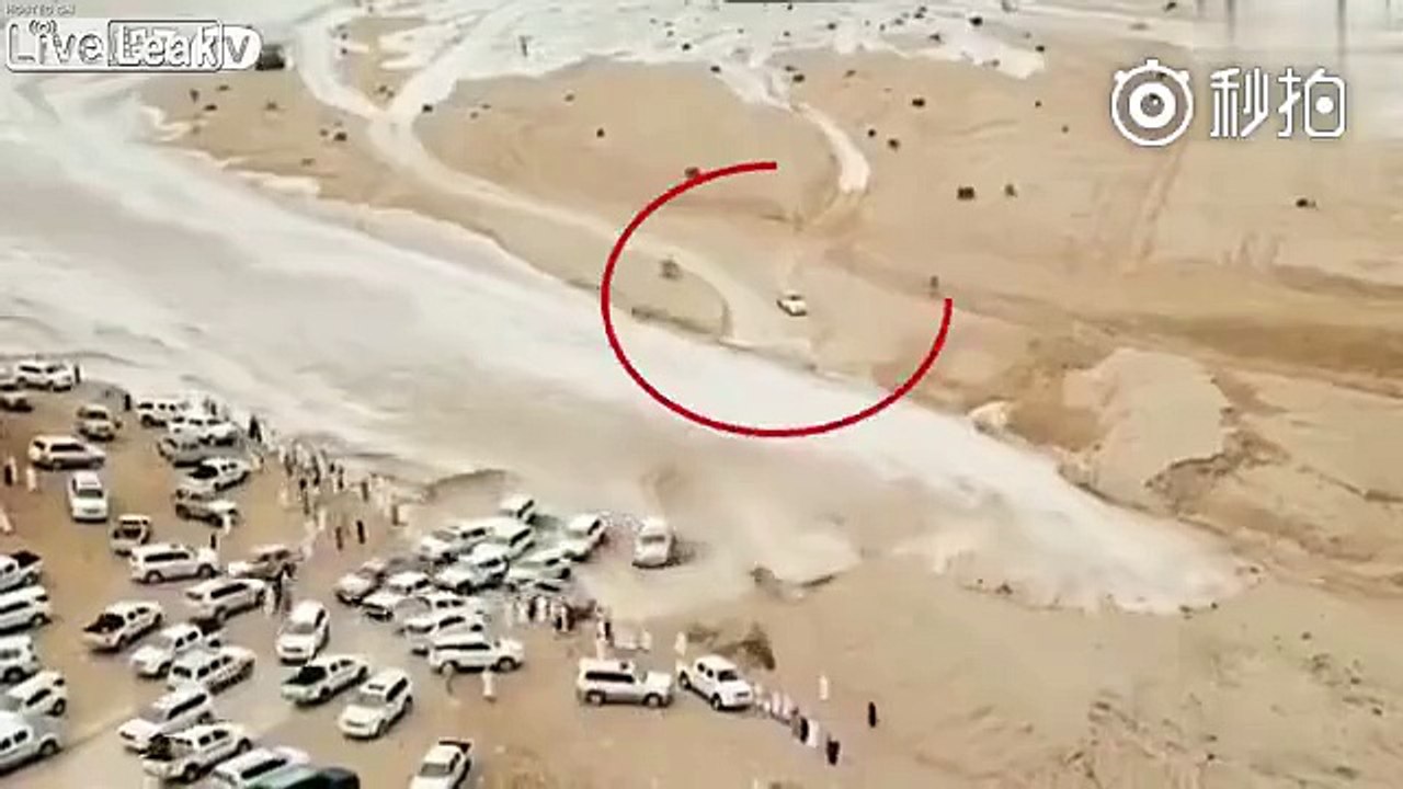Auto sta per rimanere bloccata da un fiume in piena.