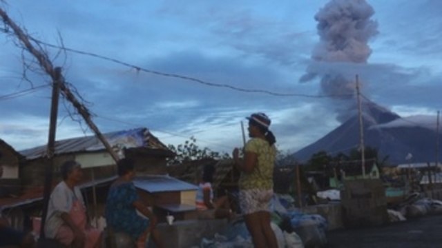 Autorizan la vuelta de 55.000 evacuados al área del volcán Mayon en Filipinas