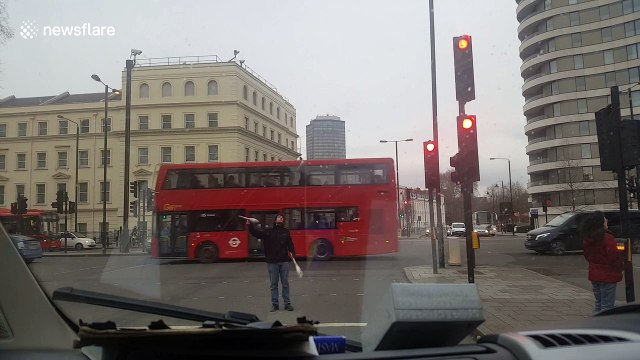 Juggler entertains London drivers with spontaneous performance mid-road