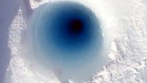 Jeter un morceau de glace dans un puits de forage de 90m Antarctique
