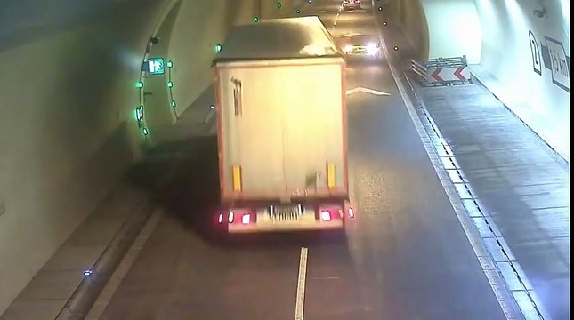 Une voiture fait demi-tour dans un tunnel