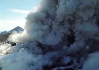 Скачать видео: Smoke Billows From Japan's 'James Bond' Volcano