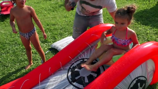 Водная Надувная горка Star Wars. Катаемся с горки в бассейн и плаваем в бассейне. Кикидо