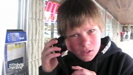 Il se colle un téléphone avec de la glue et le regrette immédiatement