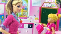 Lía va a la Escuela de Barbie en Moto por Malibú - Juguetes en Español de Barbie