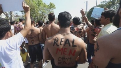 Activistas protestan sin camiseta contra las violaciones en la India