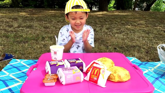 仮面ライダーエグゼイドのハッピーセット！マクドナルドのドライブスルーごっことオモチャ！Macdonalds DRIVE THRU play and Happy meal toys review!