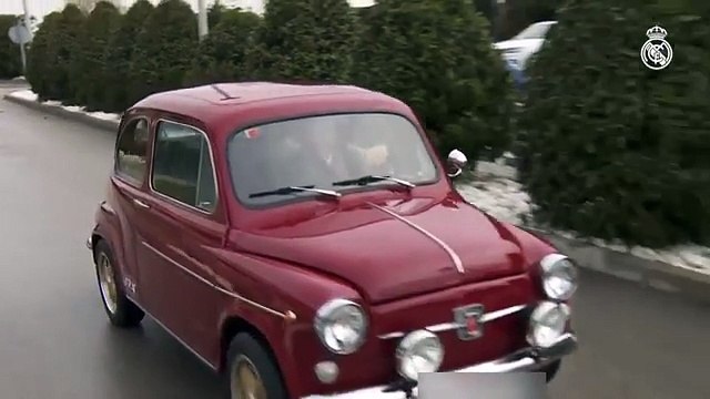 Sergio Ramos va a entrenar en Valdebebas en Seat Seiscientos