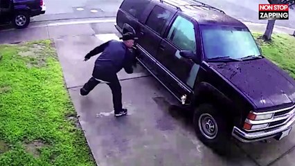 Un passant met le feu à une voiture en plein jour (vidéo)