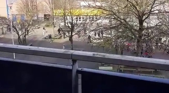 Pays-Bas : Un agresseur armé de couteaux vs Des élèves !
