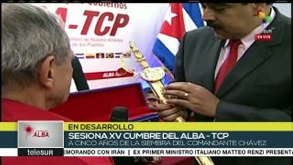 Download Video: Maduro entrega réplica de la espada de Bolívar a Óscar López Rivera