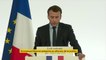 En raison de la surpopulation carcérale, "les prisons françaises sont souvent des lieux où la violence s'exerce contre les surveillants, entre les détenus, à chaque fois au détriment des plus faibles", réagit Emmanuel Macron.