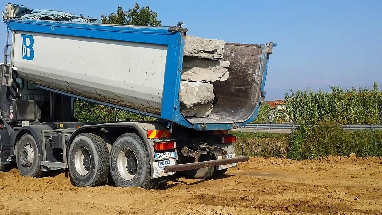 Rocks Shipyard Discharge Truck Boulders Work