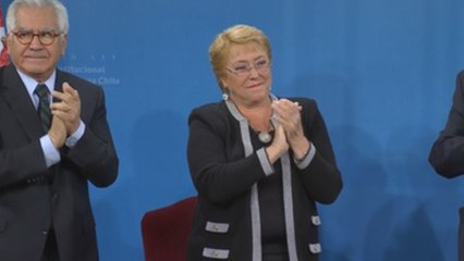 Bachelet propone una nueva Constitución cinco días antes de acabar su mandato