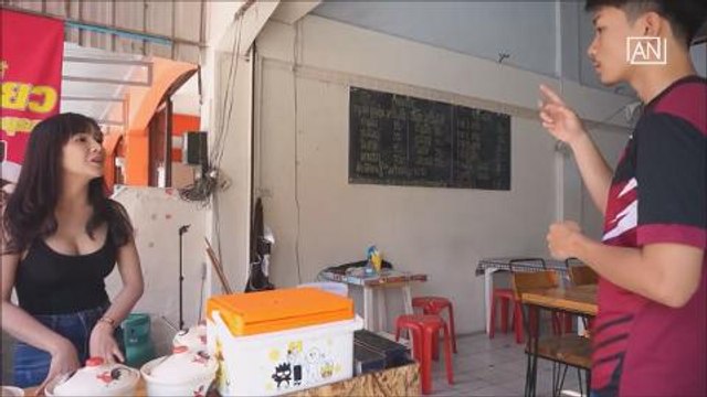 Sexy noodle seller attracts customers in Chiang Mai