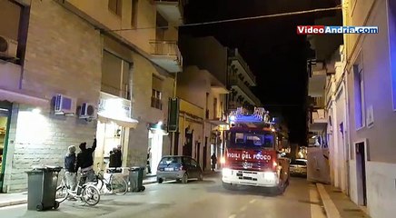 下载视频: Andria: le rubano le chiavi di casa, due camionette del Vigili del Fuoco in centro - il video con le immagini girate sul posto