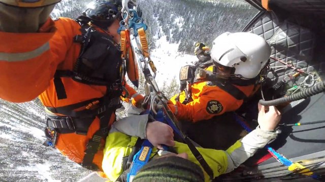 Washington avalanche kills 2, injures 2 others