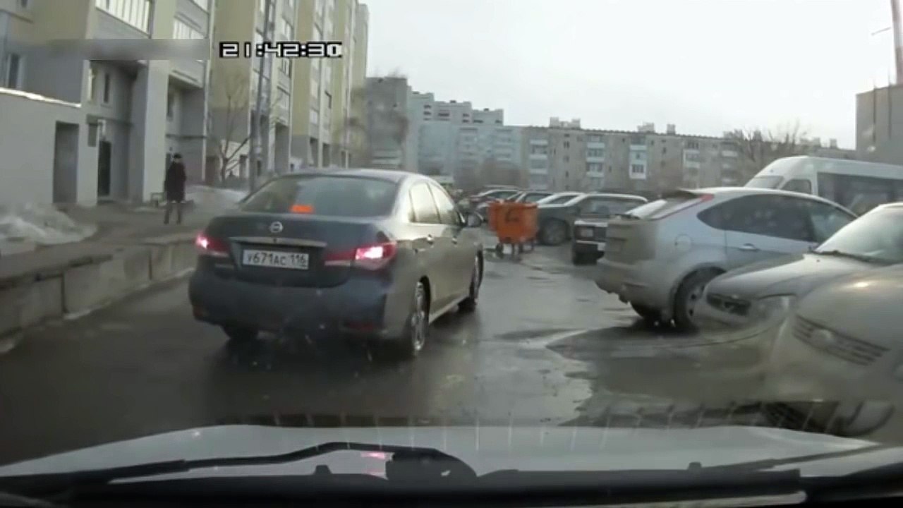 Il s'en prennent à un automobiliste russe... mauvaise idée... Il est pas commode le gars